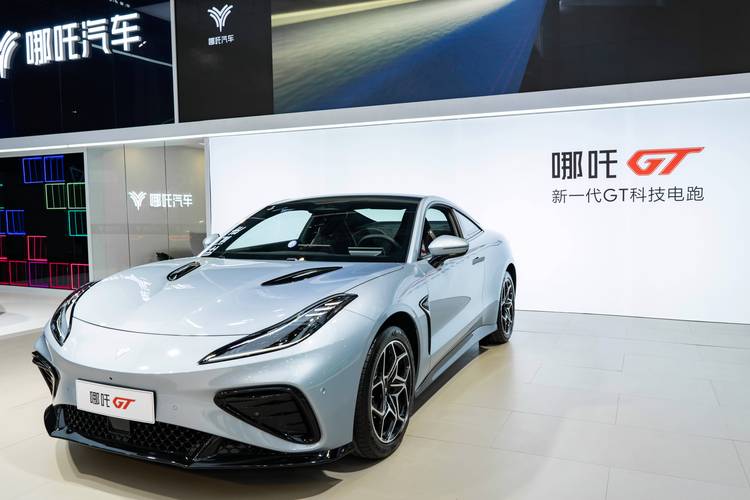 重庆48哪吒汽车在智能汽车领域的表现，领途汽车在新能源汽车市场中的影响力